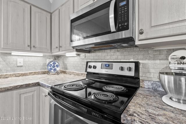 9306 Trentham Ln, Louisville, KY 40242