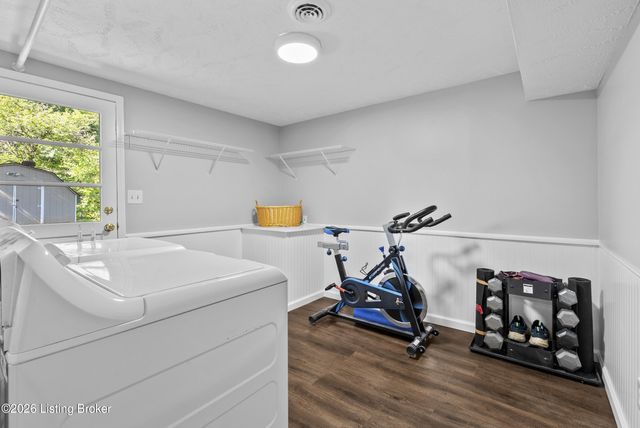 9306 Trentham Ln, Louisville, KY 40242
