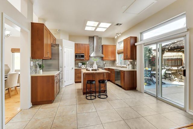 382 Seaton Dr, Folsom, CA 95630