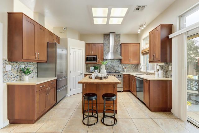 382 Seaton Dr, Folsom, CA 95630