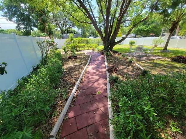 501 LAKE PALMS DR, Largo, FL 33771