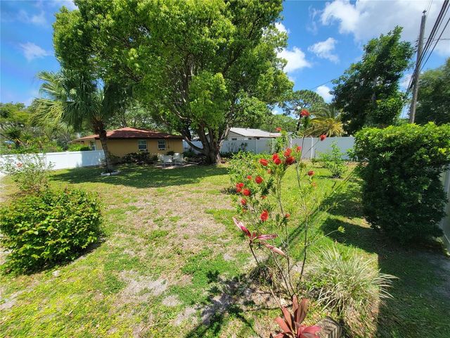 501 LAKE PALMS DR, Largo, FL 33771