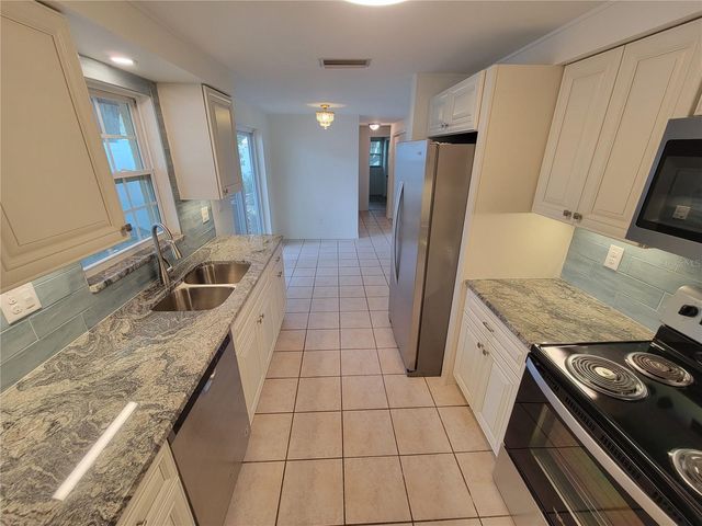 501 LAKE PALMS DR, Largo, FL 33771