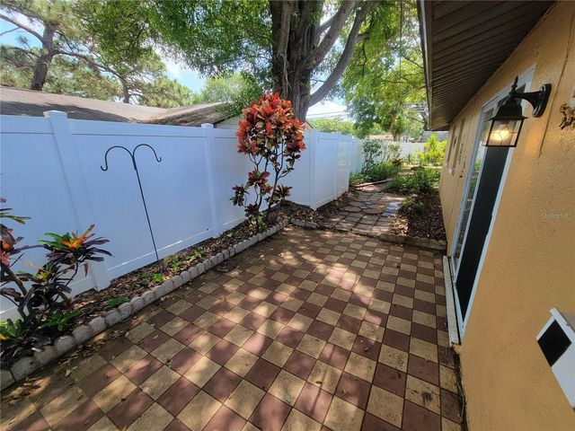 501 LAKE PALMS DR, Largo, FL 33771