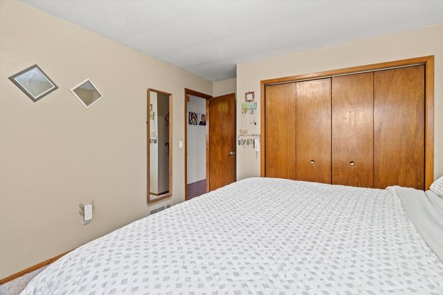 1221 Green Tree ROAD, West Bend, WI 53090
