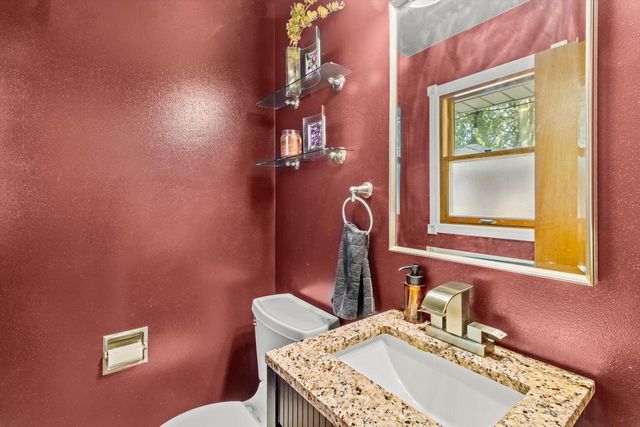 1221 Green Tree ROAD, West Bend, WI 53090