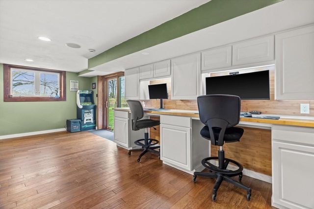 1221 Green Tree ROAD, West Bend, WI 53090