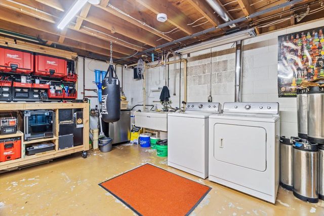 1221 Green Tree ROAD, West Bend, WI 53090