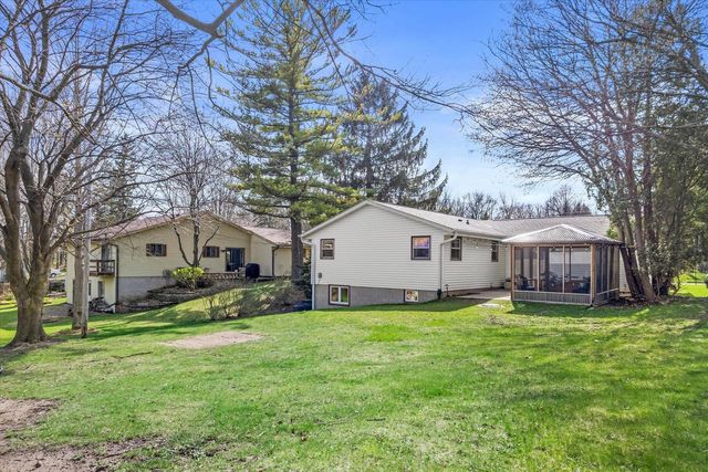 1221 Green Tree ROAD, West Bend, WI 53090