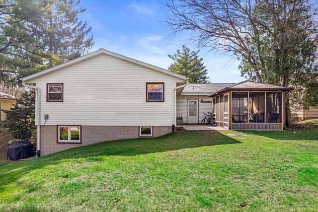 1221 Green Tree ROAD, West Bend, WI 53090