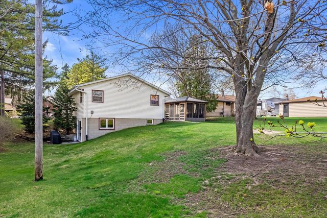 1221 Green Tree ROAD, West Bend, WI 53090