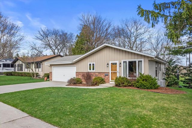 1221 Green Tree ROAD, West Bend, WI 53090