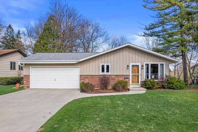 1221 Green Tree ROAD, West Bend, WI 53090
