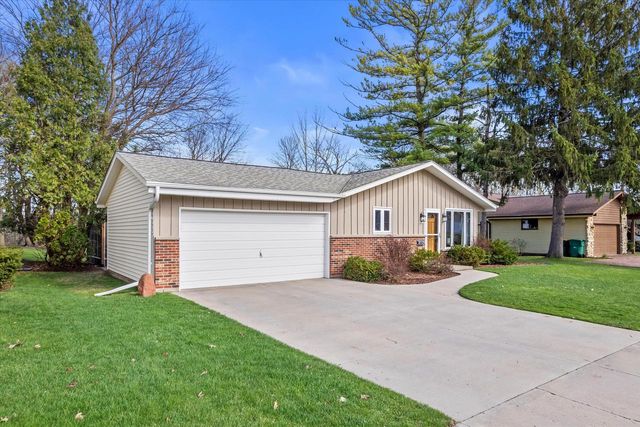 1221 Green Tree ROAD, West Bend, WI 53090