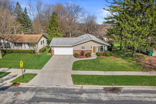 1221 Green Tree ROAD, West Bend, WI 53090