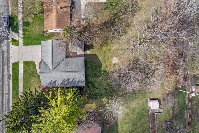 1221 Green Tree ROAD, West Bend, WI 53090