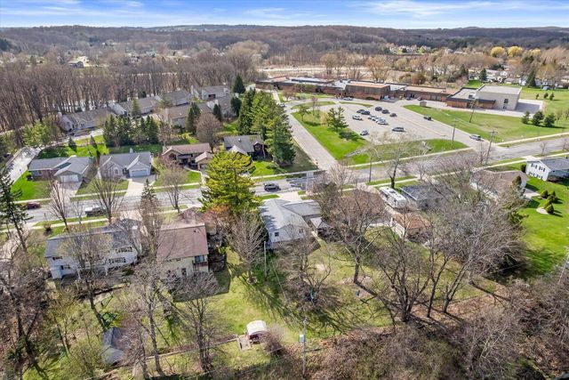 1221 Green Tree ROAD, West Bend, WI 53090