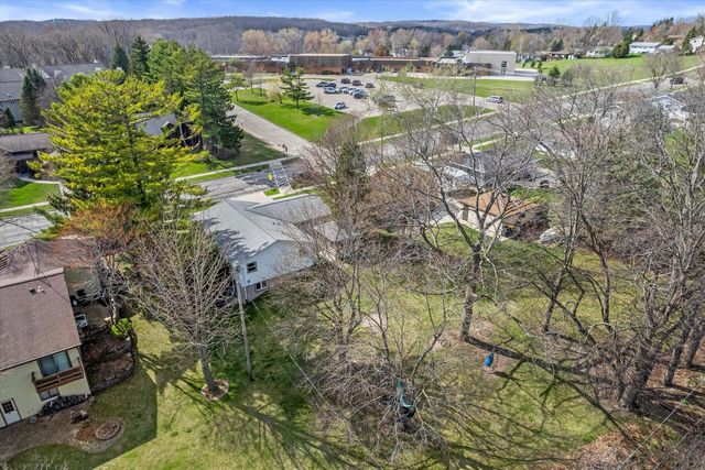 1221 Green Tree ROAD, West Bend, WI 53090