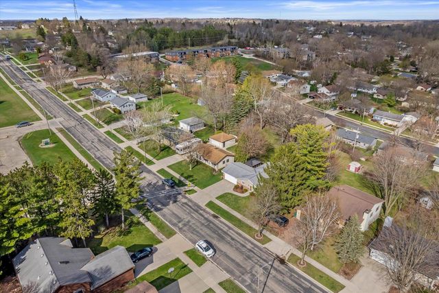 1221 Green Tree ROAD, West Bend, WI 53090