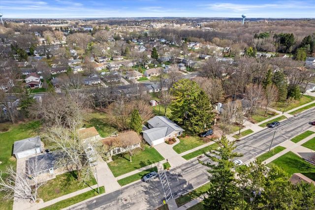 1221 Green Tree ROAD, West Bend, WI 53090