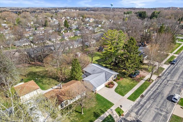 1221 Green Tree ROAD, West Bend, WI 53090
