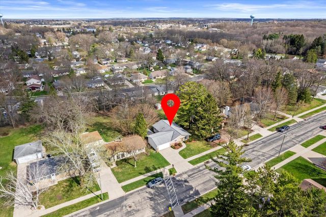 1221 Green Tree ROAD, West Bend, WI 53090