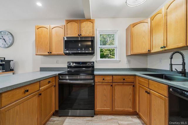 32 Nightingale Trail W, Wurtsboro, NY 12790