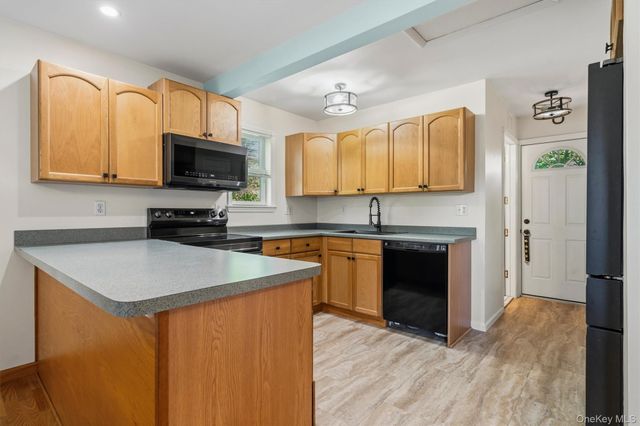 32 Nightingale Trail W, Wurtsboro, NY 12790