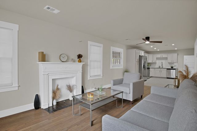 2815 W 8th Street, Dallas, TX 75211