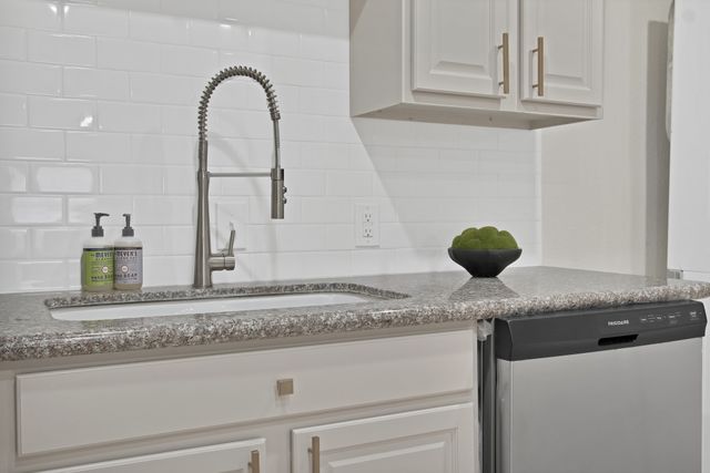 2815 W 8th Street, Dallas, TX 75211