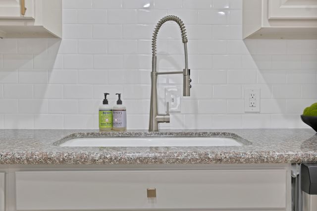 2815 W 8th Street, Dallas, TX 75211