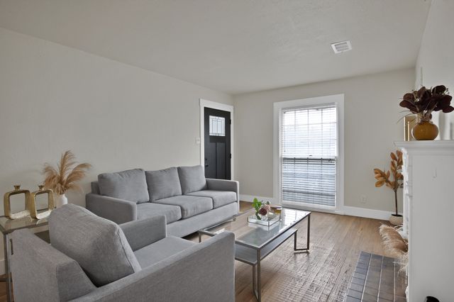 2815 W 8th Street, Dallas, TX 75211