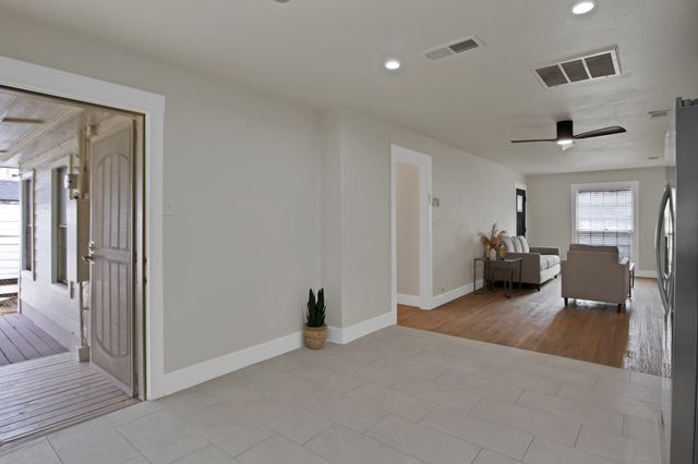 2815 W 8th Street, Dallas, TX 75211
