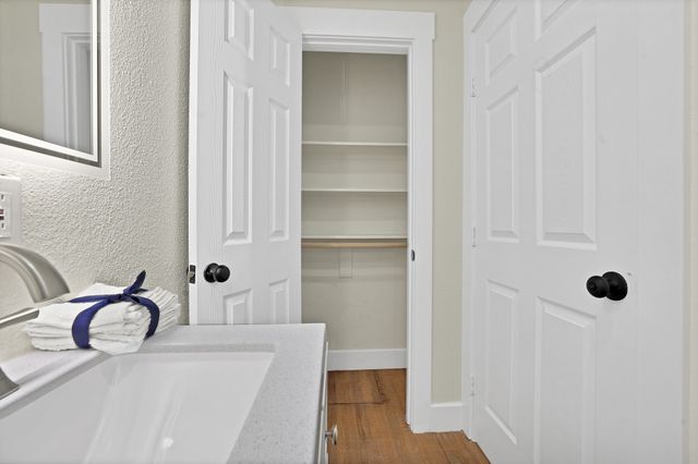 2815 W 8th Street, Dallas, TX 75211