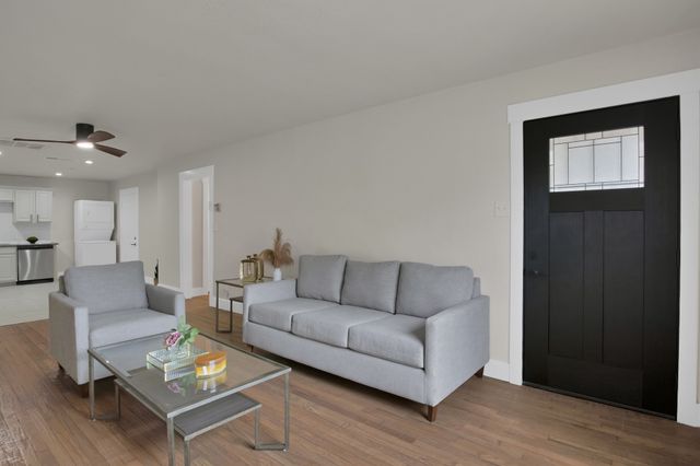 2815 W 8th Street, Dallas, TX 75211
