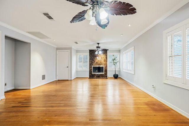 2111 N Galveston Avenue, Pearland, TX 77581