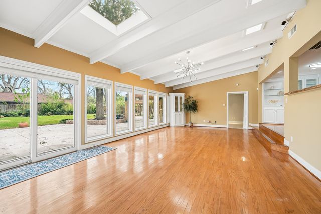 2111 N Galveston Avenue, Pearland, TX 77581