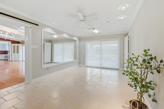 2111 N Galveston Avenue, Pearland, TX 77581