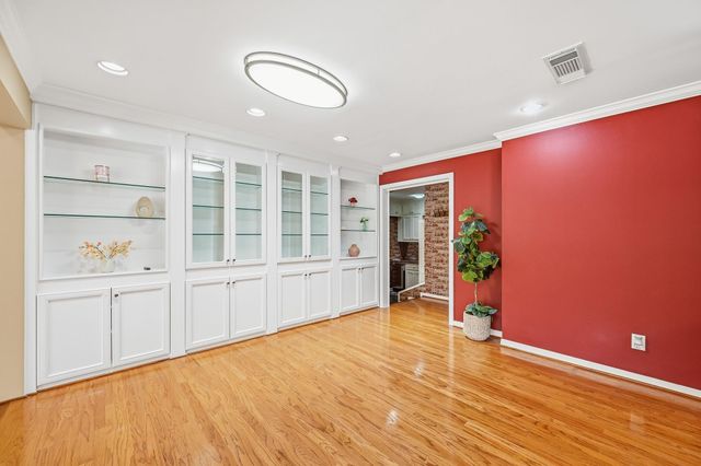 2111 N Galveston Avenue, Pearland, TX 77581