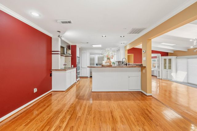 2111 N Galveston Avenue, Pearland, TX 77581