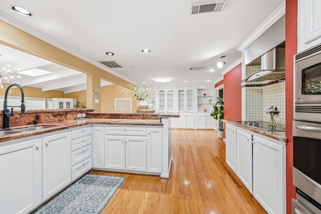 2111 N Galveston Avenue, Pearland, TX 77581