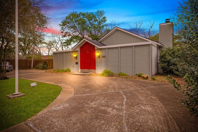 2111 N Galveston Avenue, Pearland, TX 77581