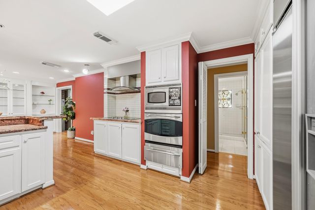 2111 N Galveston Avenue, Pearland, TX 77581