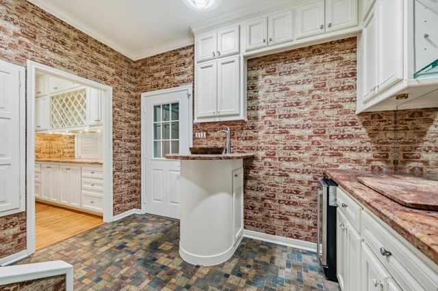 2111 N Galveston Avenue, Pearland, TX 77581