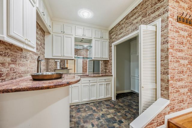 2111 N Galveston Avenue, Pearland, TX 77581