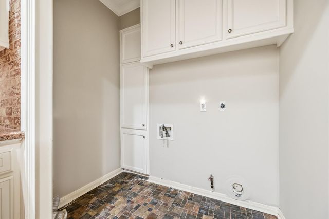 2111 N Galveston Avenue, Pearland, TX 77581