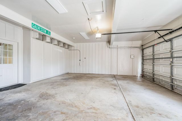 2111 N Galveston Avenue, Pearland, TX 77581