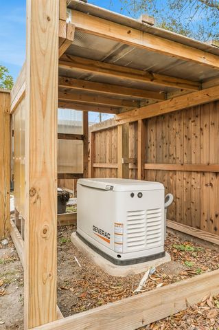 2111 N Galveston Avenue, Pearland, TX 77581