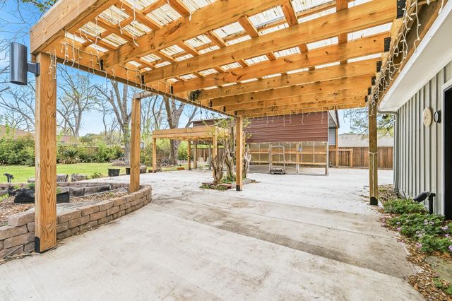 2111 N Galveston Avenue, Pearland, TX 77581