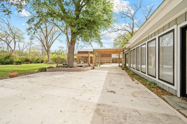 2111 N Galveston Avenue, Pearland, TX 77581